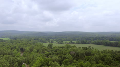 Weg-Von-Sanften-Hügeln,-Bäumen-Und-Grünen-Feldern-Im-Südlichen-Missouri