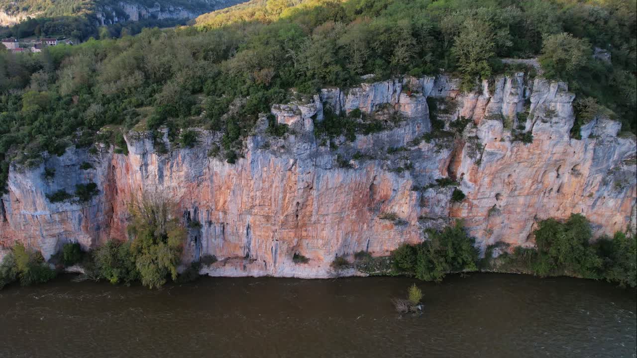 Scenic cliff view on a historic towpath between Saint-Cirq Lapopie and Bouziès