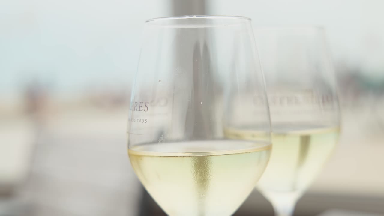 bicchieri di vino bianco