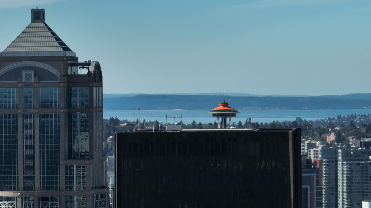 따뜻하고 화창한 날에 시애틀 스페이스 니들을 드러내는 공중 촬영