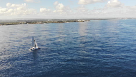 yate catamarán navegando por el mar caribe en san juan, puerto rico