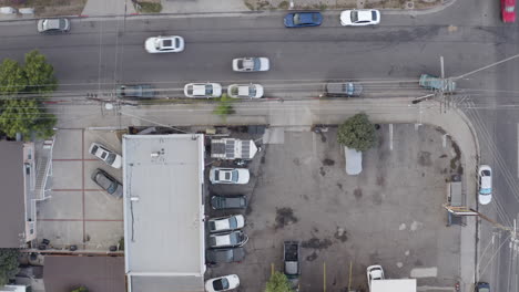 fotografía aérea de 4k de las tiendas de automóviles en el bulevar oxnard en el valle de san fernando