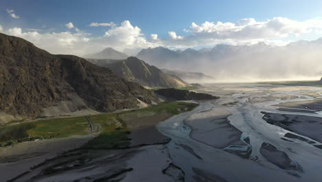 aerial, valle de skardu ubicado en gilgit-baltistan, pakistán