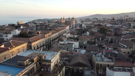 Sardinien,-Alghero,-Altstadthäuser-Und-Dächer-Mit-Blick-Auf-Die-Stadt-An-Einem-Schönen,-Klaren-Tag