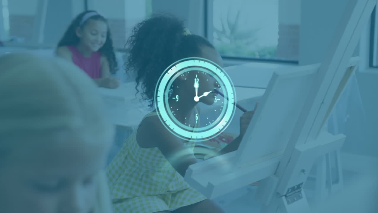 Animazione di orologio digitale illuminato su bambini di diverse etnie che imparano a disegnare in classe