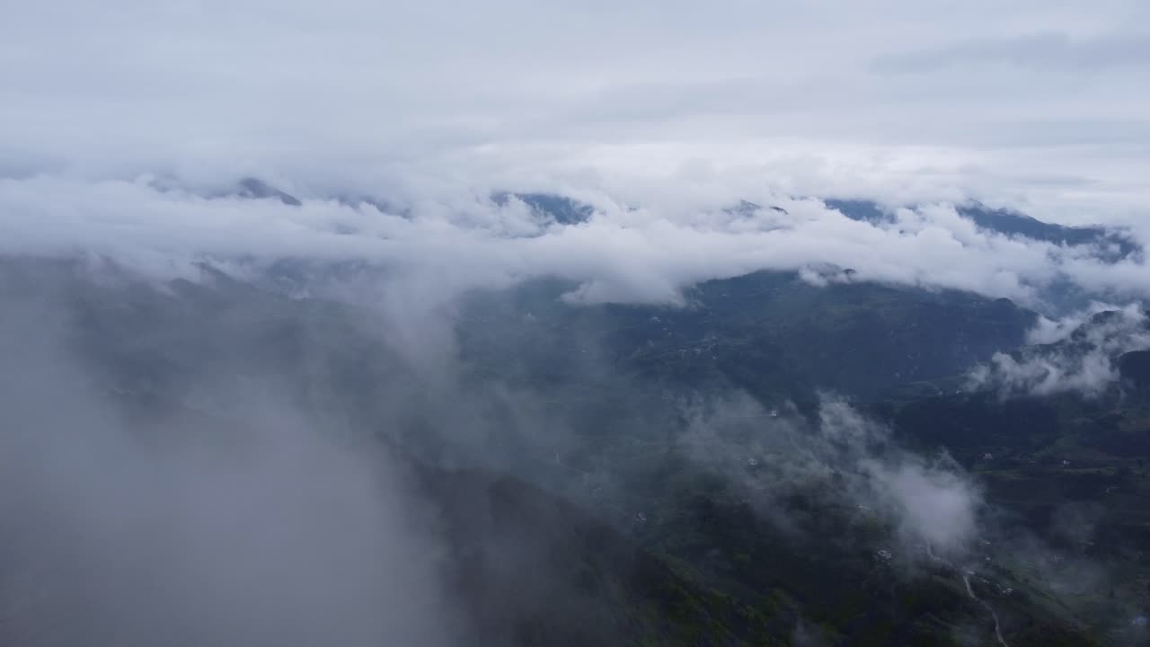 산악 지역 위의 구름에서 촬영된 항공 영상