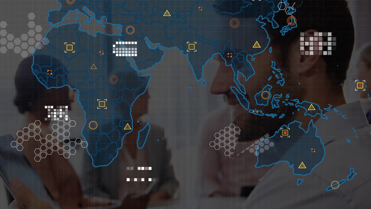 오른쪽에 있는 남자가 장치를 탭하고 비즈니스 맵 오버레이를 시작하고, 팀 계획을 위해 크로스페이드해요