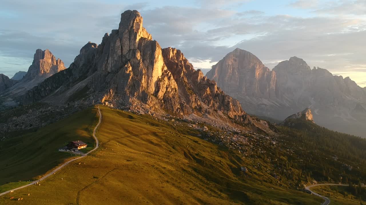 toma aérea de gran altitud de las montañas dolomitas italianas tocadas por los primeros rayos de sol al amanecer