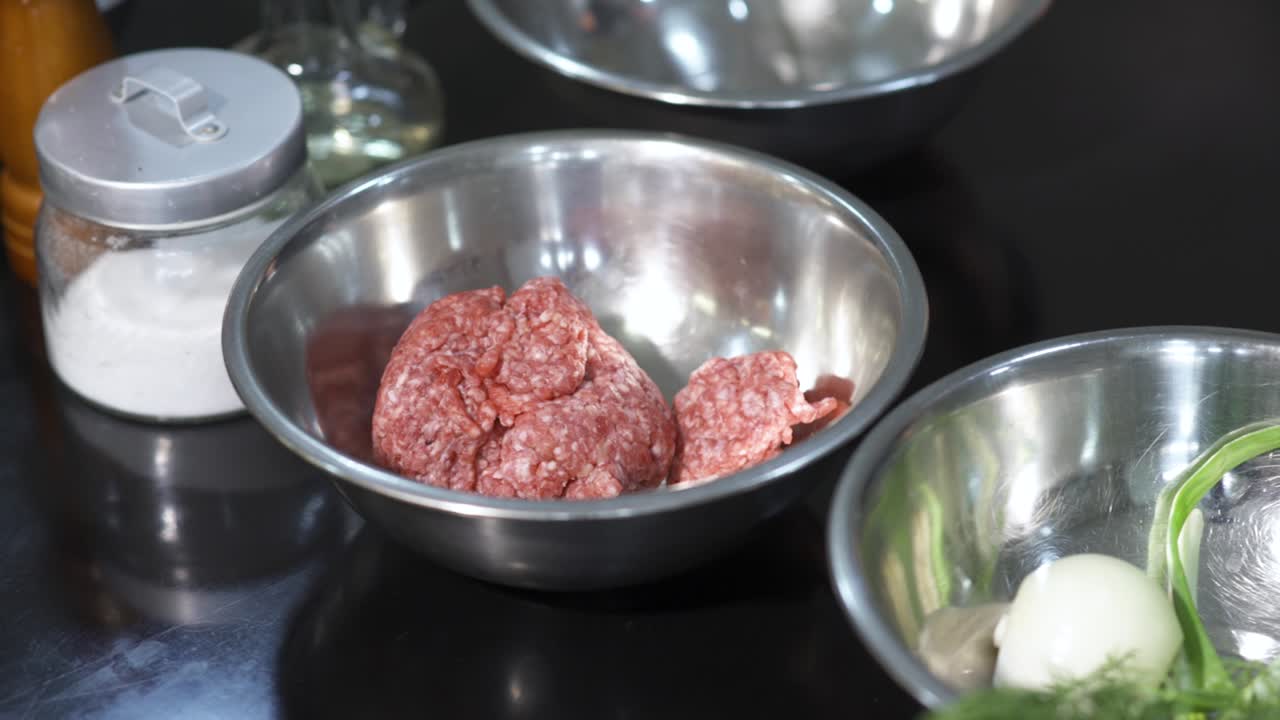 요리용으로 은 고기를 준비하는 것