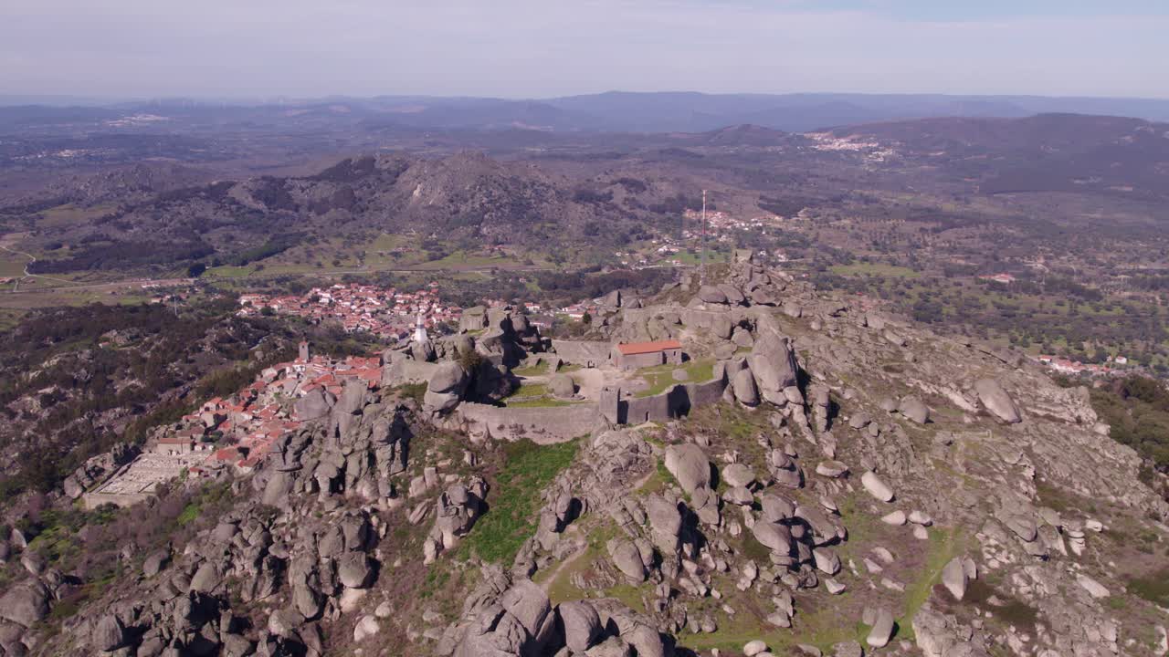 Bình minh tại tàn tích lâu đài Monsanto, Bồ Đào Nha, Castelo Branco