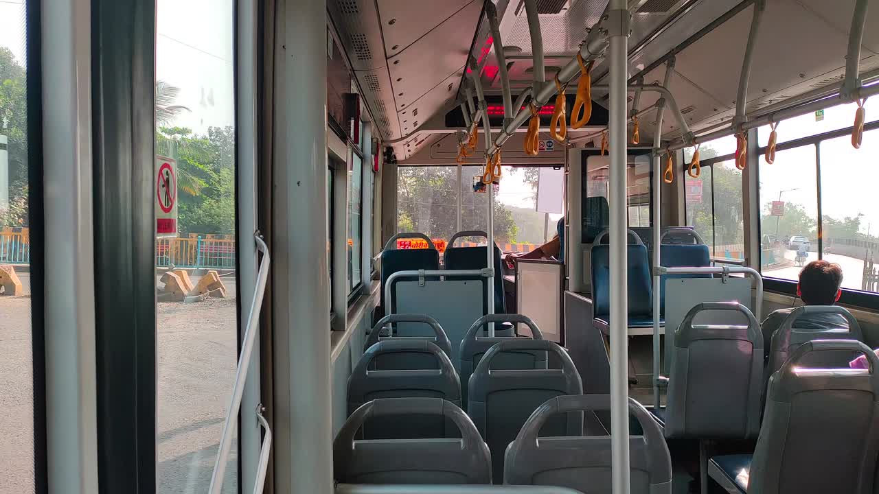 autobús vacío encendiendo la señal muy pocos pasajeros