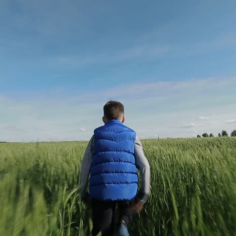 niño caminando por el campo