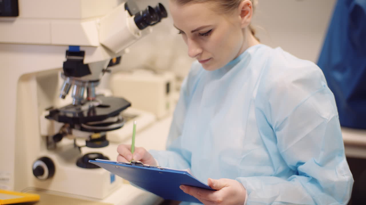 científico examinando bacterias bajo el microscopio en el laboratorio 4