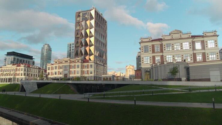 Paisagem Urbana com Edifícios Modernos e Históricos