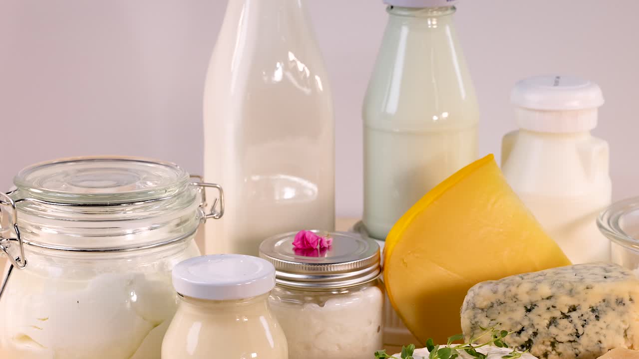 varios productos lácteos dispuestos sobre un fondo blanco