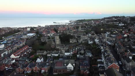 Toma-Aérea-De-La-Ciudad-De-Swanage-Con-La-Iglesia-Y-El-Muelle-A-La-Vista,-Inglaterra