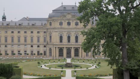 Lush-green-gardens-in-front-of-the-historic-Bamberg-Residence,-cloudy-day