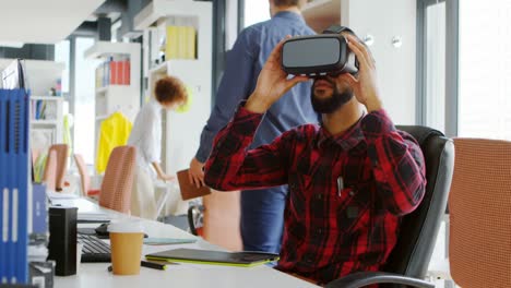 diseñador gráfico usando auriculares de realidad virtual en el escritorio 4k