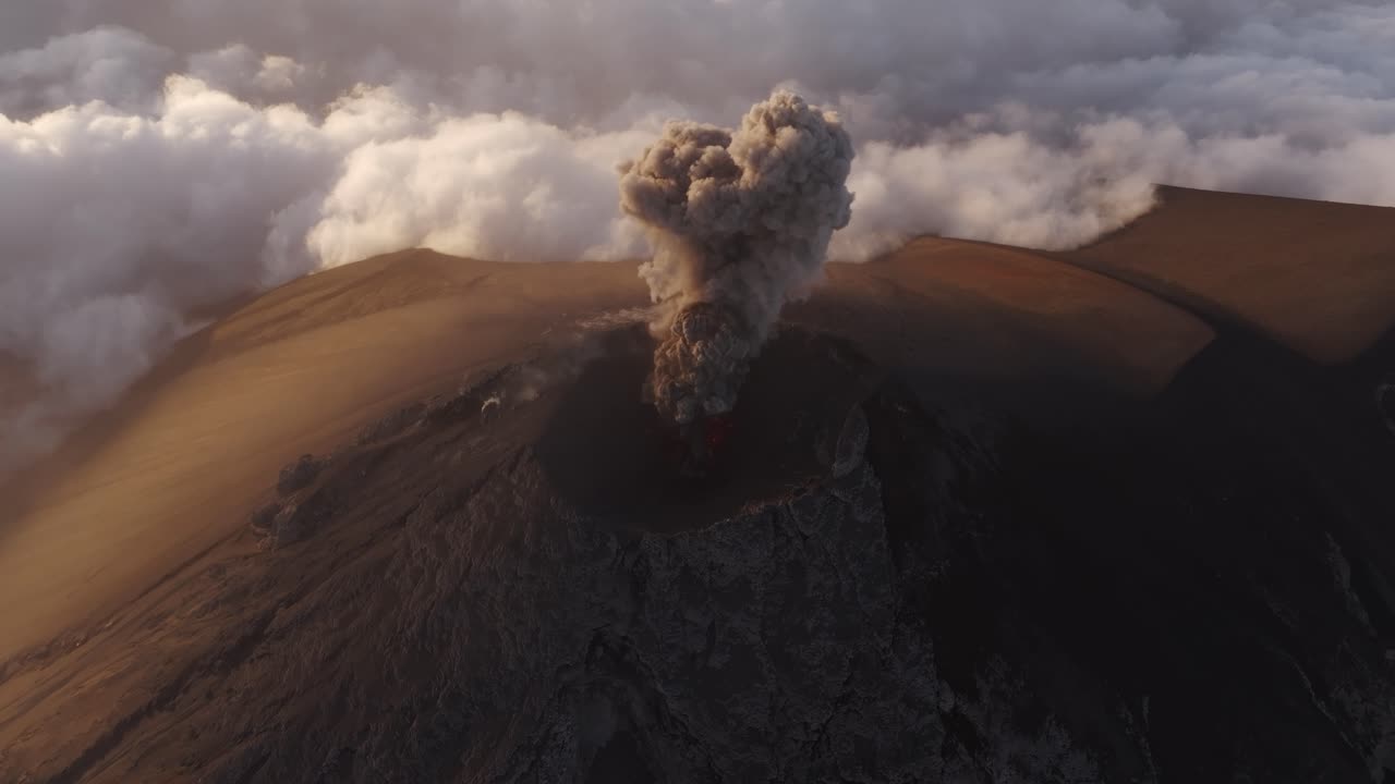Eruzione vulcanica con una grande nuvola di fumo che si espande nell'aria - Vista aerea