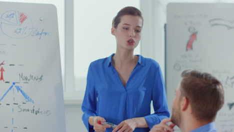 mujer confiada hablando colega de oficina. entrenador de negocios empleado de consultoría