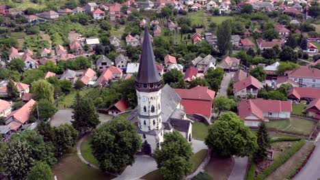 video aéreo sobre la iglesia de la asunción en gyongyospata hungría.