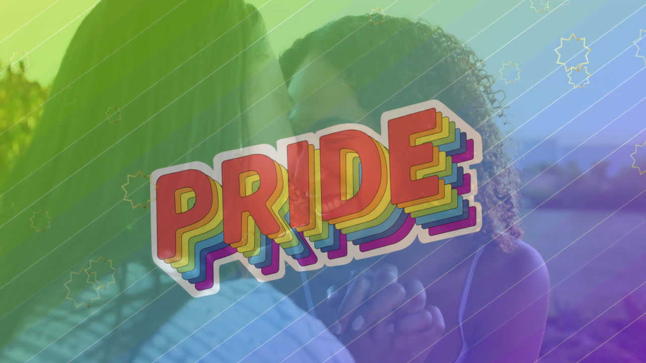 Coppia che si tiene per mano e si bacia, con animazione testuale Pride sullo sfondo