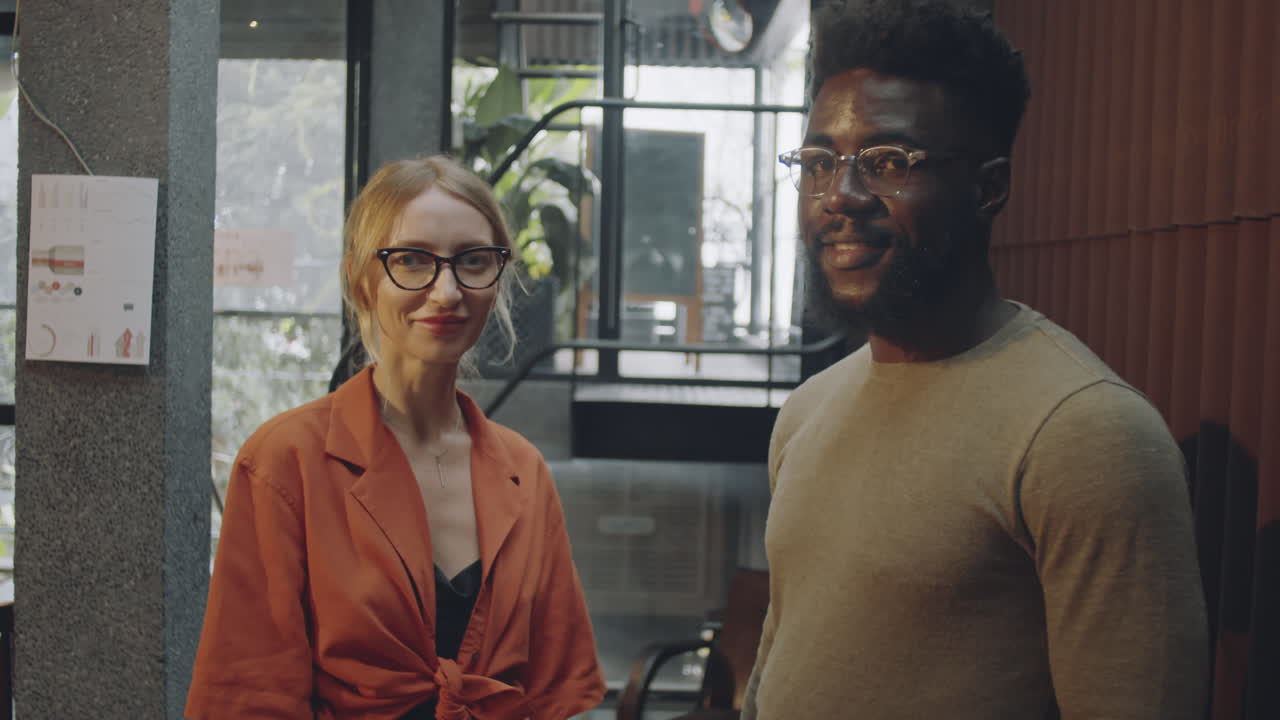 due persone che posano per la telecamera