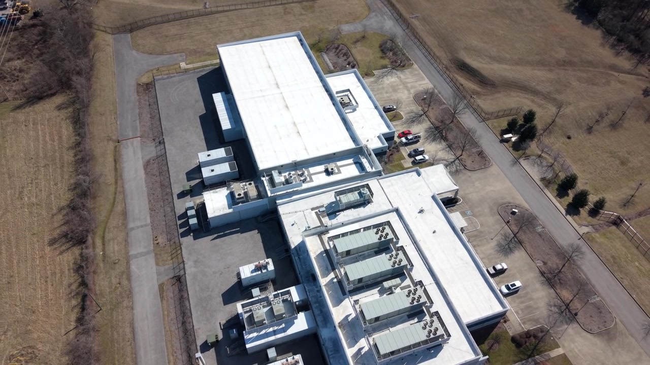 TierPoint Nashville Datacenter midt i åbne Tennessee-marker, der viser taginfrastruktur, moderne faciliteter og landlige omgivelser om dagen – stigende luftafsløring.