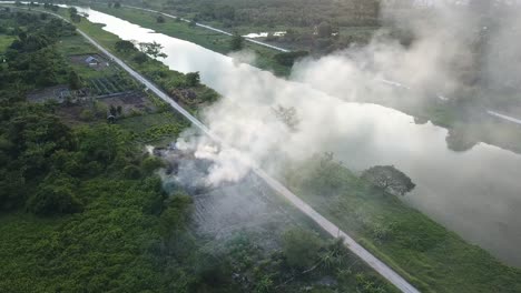 la quema al aire libre contamina el medio ambiente en malasia, en el sureste de asia.