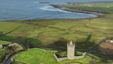 Drone-Manera-Atlántica-Salvaje-Las-Sombras-Del-Castillo-De-Doolin-Y-El-Mar-Atlántico-En-Una-Brillante-Mañana-De-Invierno-De-Noviembre