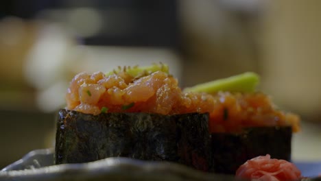 foto macro de un plato fresco de delicioso sushi enrollado, fondo borroso