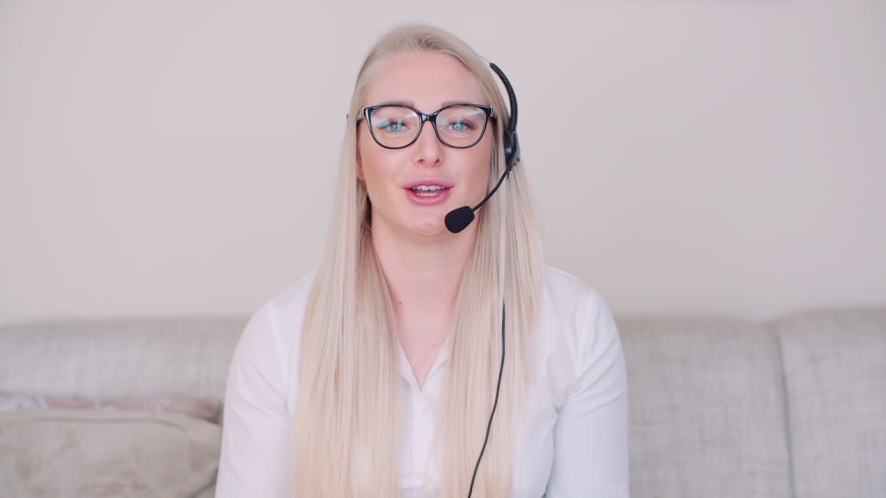 mujer de negocios usando auriculares en la oficina 3