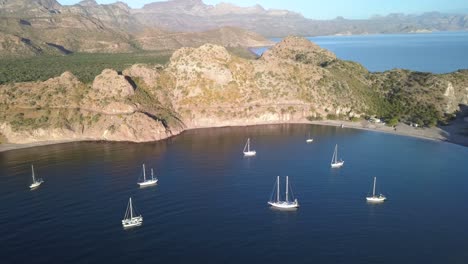 veleros en una hermosa cala oceánica en baja california, méxico - vista de drones