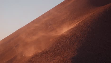 El-Polvo-Se-Arremolina-En-Las-Laderas-Del-Volcán-De-Fuego-Al-Amanecer,-Un-Espectáculo-De-La-Hora-Dorada.