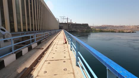 áfrica, egipto - octubre de 2020: la presa de aswan hight con planta de energía hidroeléctrica en aswan