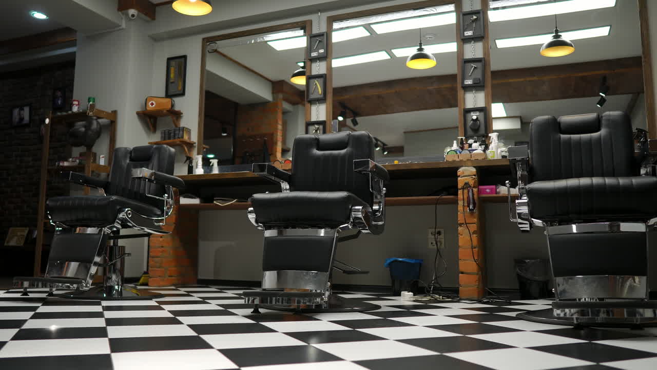 la reunión del barbero con el cliente y la discusión del corte de pelo.