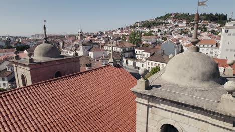 Antena-Orbitando-Alrededor-De-Los-Campanarios-De-La-Catedral-De-Castelo-Branco-Con-Paisaje-Urbano-En-El-Fondo,-Portugal