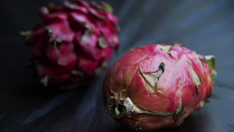 Bonita-Y-Hermosa-Toma-Panorámica-De-La-Fruta-Del-Dragón-Rojo-En-Rodajas-De-Fruta-De-Mesa-Y-Cultivando-Plantas-Exóticas-Pitaya