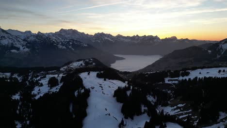 Amden-Weesen-Schweiz-Die-Sonne-Ist-Gerade-über-Diesem-Tal-In-Den-Alpen-Untergegangen