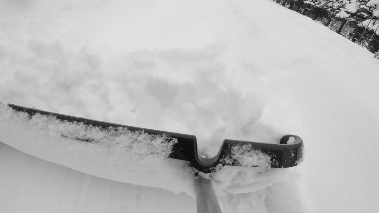보도에서 신선한 눈을 제거하기 위해 큰 삽을 사용하여