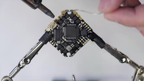fabricación de drones, chips, soldaduras, reparaciones, mecánicos y placas base