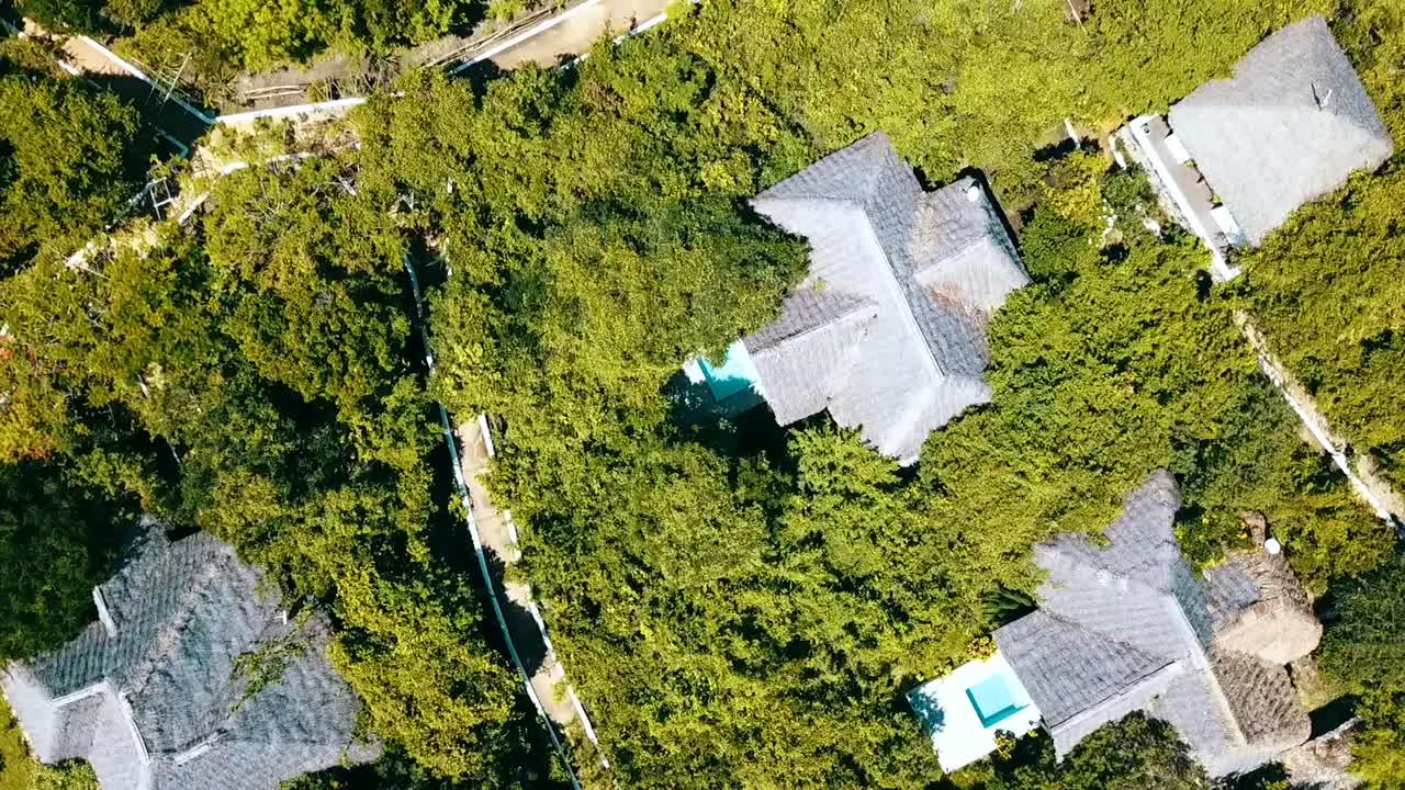 fantástica vista de pájaro vista superior rotación 360 toma de drones de una lujosa piscina jungler villa