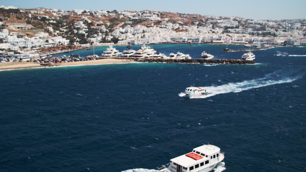barcos de crucero en la bahía en la ciudad de mykonos, grecia en un día soleado