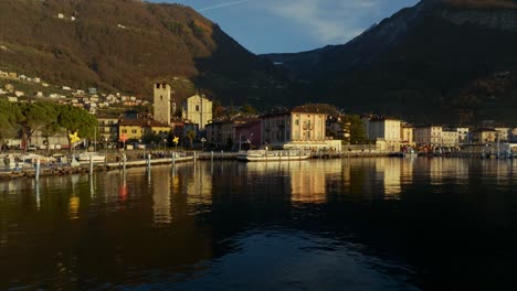 reflejos de espejo de la ciudad de pisogne en el lago iseo, lombardía, italia