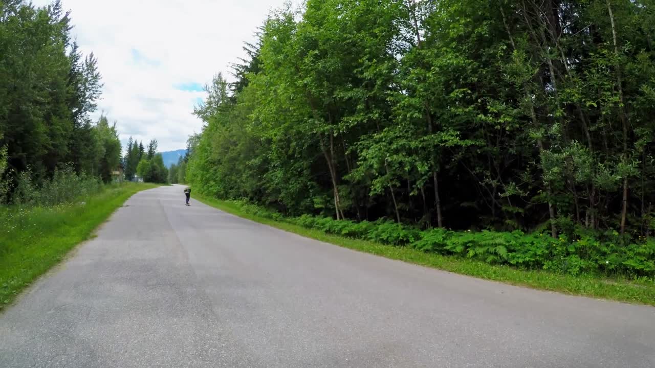 남자가 4k 도로에서 스케이트보드를 타고 있습니다.