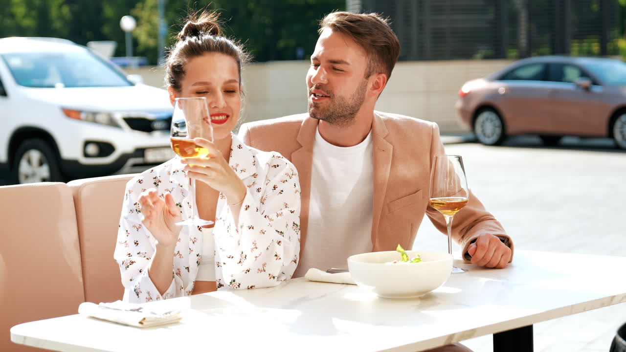 Coppia che si gode un pranzo romantico all'aperto