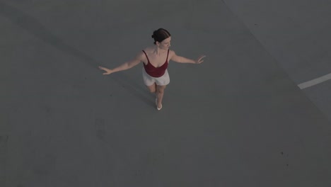 Drohne,-Die-Eine-Balletttänzerin-Auf-Einem-Parkhausdach-Umkreist
