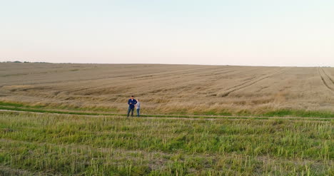 Jóvenes-Agricultores-Discutiendo-En-El-Campo-De-Maíz-10