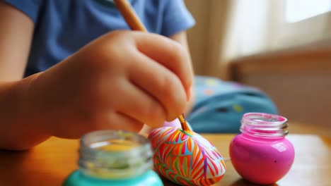 niño pintando un huevo decorado