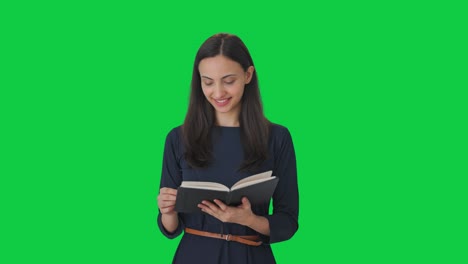chica india feliz leyendo un libro pantalla verde